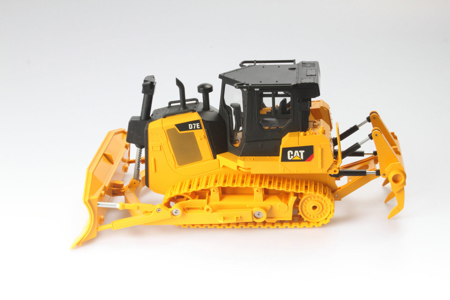 1:24 RC CAT D7E Track Type Tractor