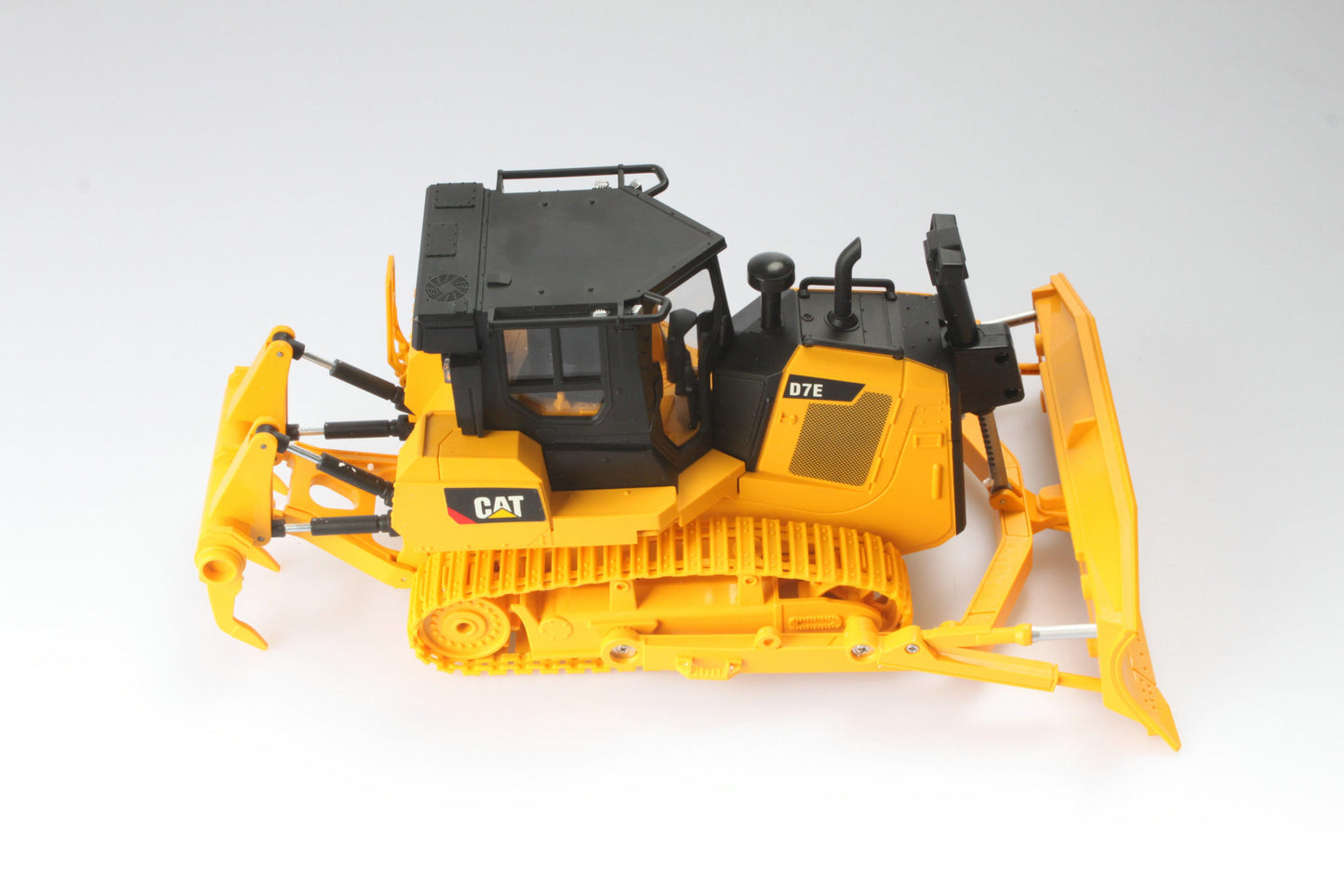 1:24 RC CAT D7E Track Type Tractor