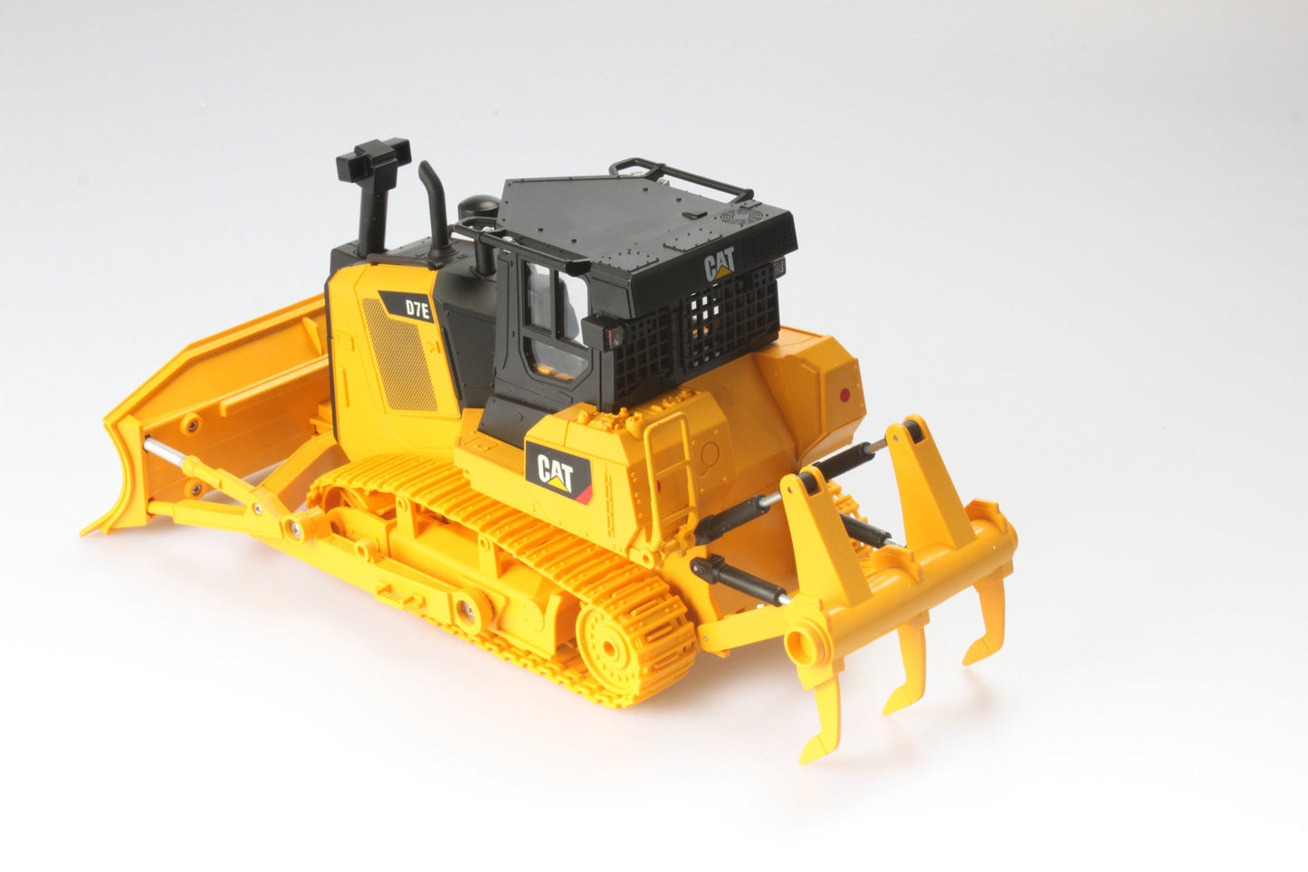 1:24 RC CAT D7E Track Type Tractor