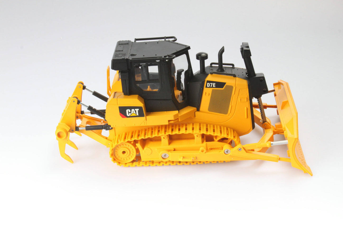 1:24 RC CAT D7E Track Type Tractor