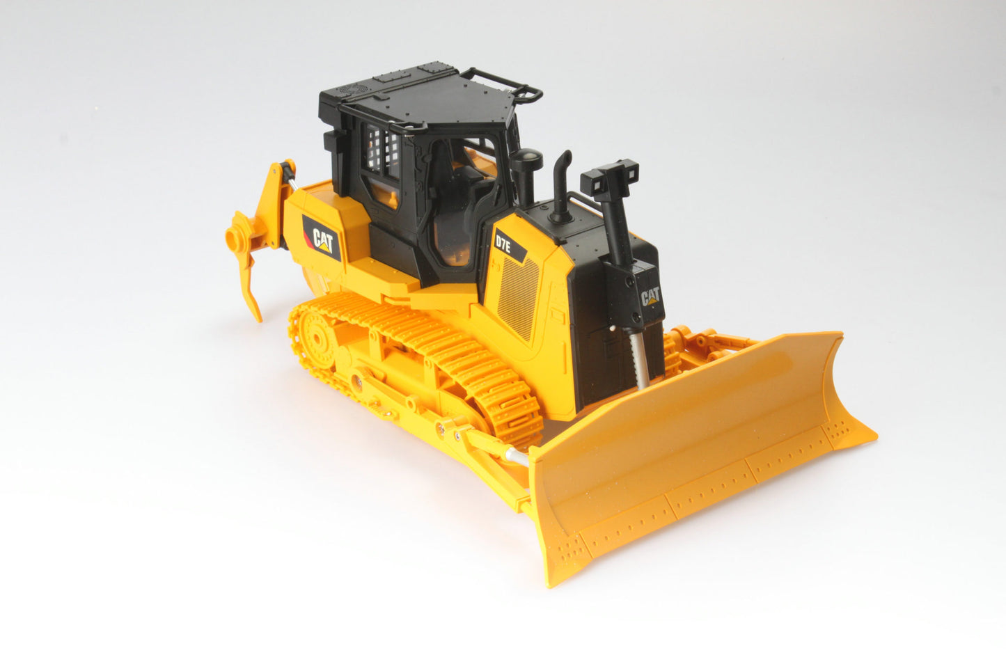 1:24 RC CAT D7E Track Type Tractor