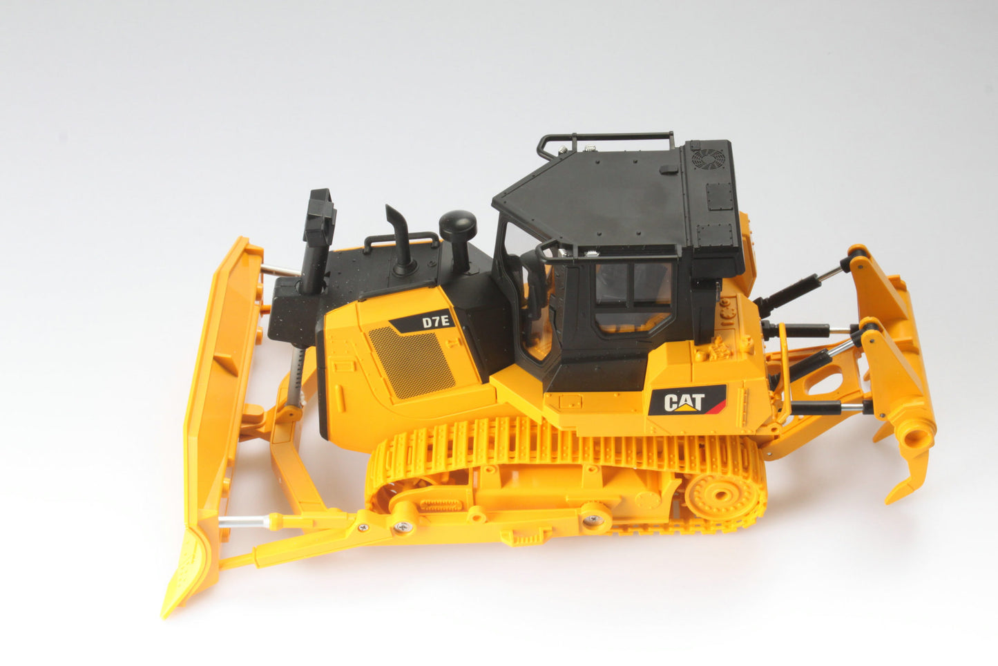 1:24 RC CAT D7E Track Type Tractor