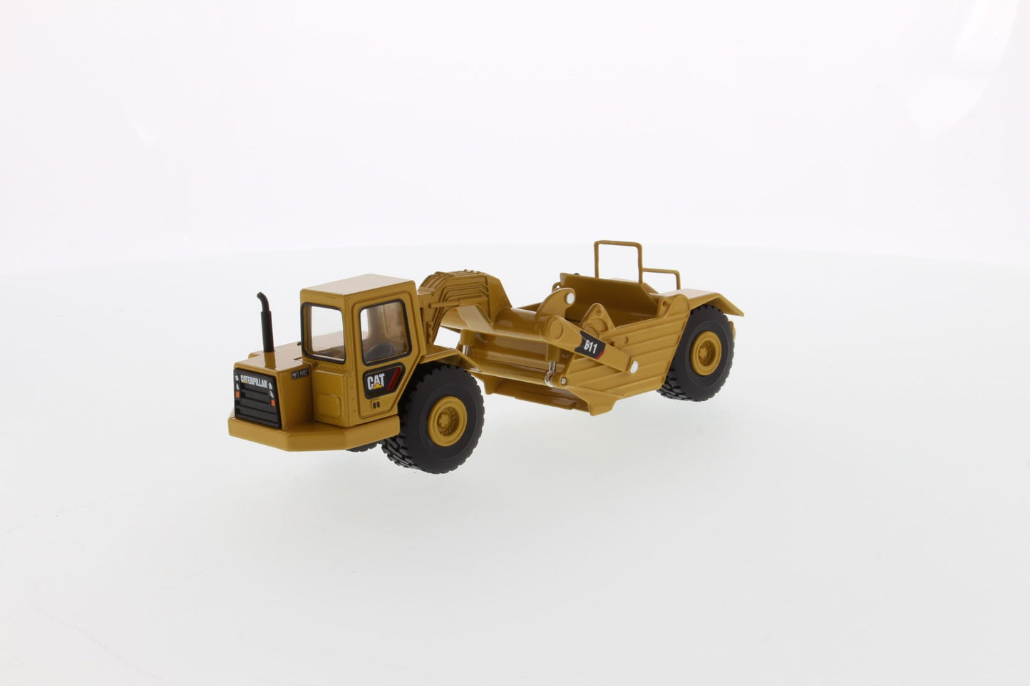 1:64 Cat Wheel Tractor 611 Scraper