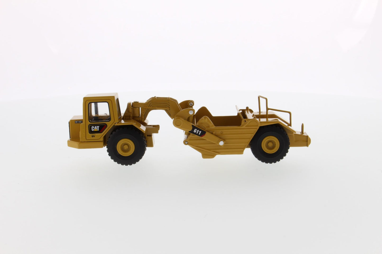 1:64 Cat Wheel Tractor 611 Scraper