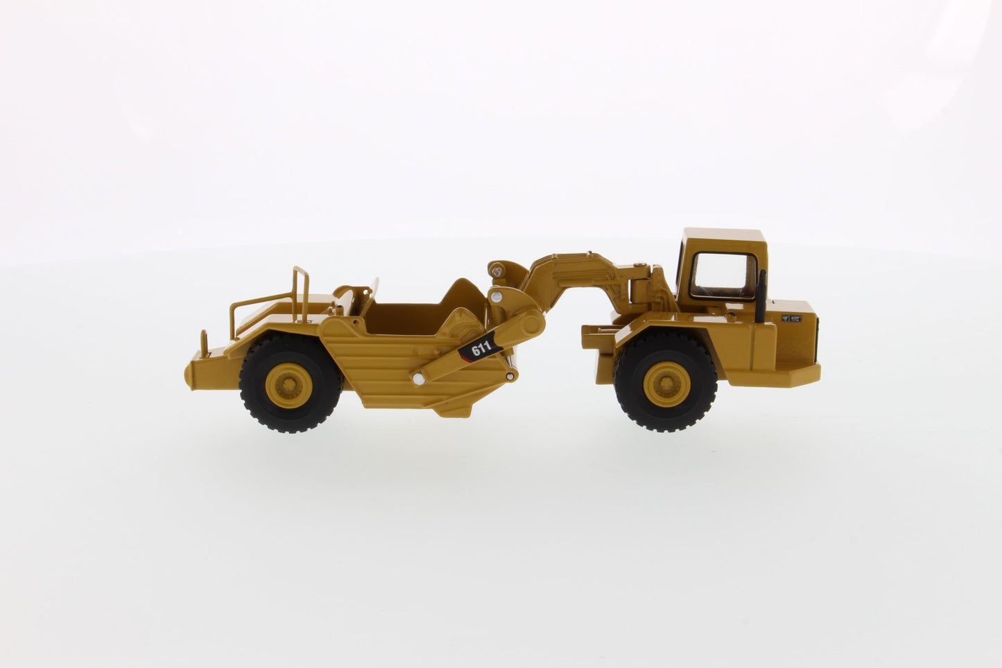 1:64 Cat Wheel Tractor 611 Scraper